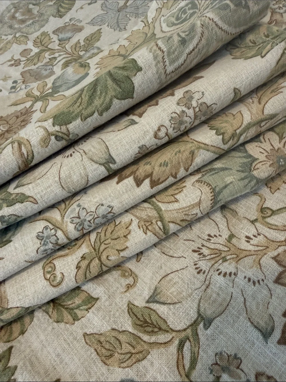 Vintage Linen Blend 65” Round Tablecloth and 4 19” Napkins, Botanical Print